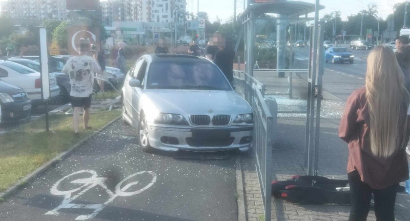 BMW wjechało w przystanek przy ulicy Bardzkiej we Wrocławiu