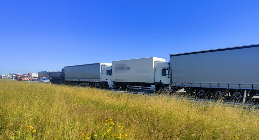 Kolizja z udziałem pięciu pojazdów ciężarowych na A4 w kierunku Wrocławia