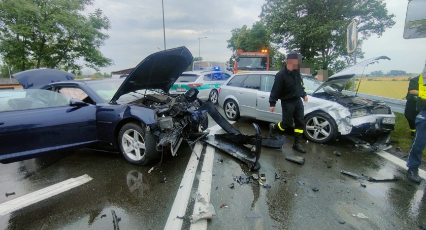 Wypadek z udziałem dwóch pojazdów osobowych na zjeździe z A4 na Kostomłoty. Uwaga na utrudnienia w ruchu