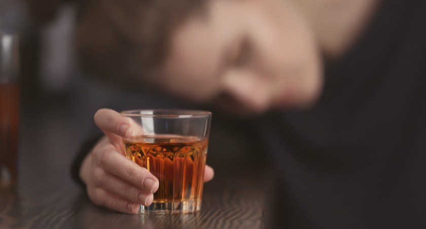 Esperal Warszawa: Wszywka alkoholowa jako część kompleksowej terapii alkoholizmu
