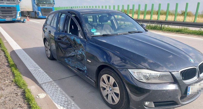 Zderzenie BMW z ciężarówką na A4 w kierunku Zgorzelca. Ruch odbywa się lewym pasem jezdni