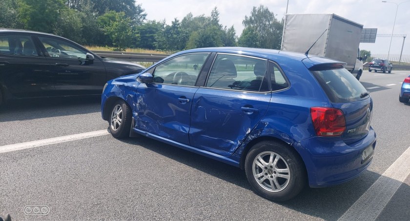 Obywatel Ukrainy kierujący ciężarówką staranował pojazd osobowy na węźle Wrocław Północ. Jedna osoba poszkodowana