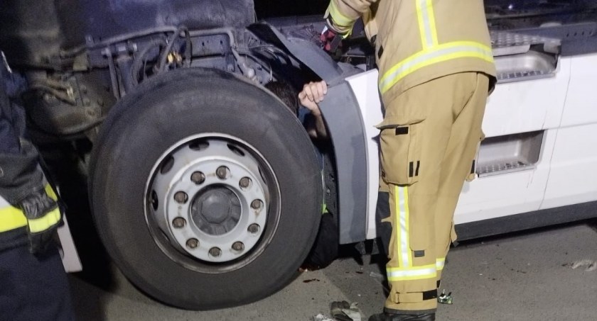 Zatrzymał ciężarówkę na prawym pasie A4, podniósł kabinę, wszedł pod auto, aby usunąć usterkę. W jego pojazd uderzyła rozpędzona ciężarówka