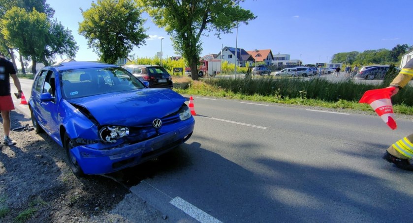 Typowe najechanie na tył na DW347 w miejscowości Sadków