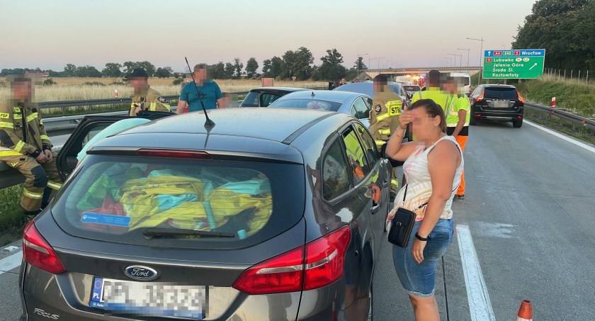 Karambol na A4 w kierunku Wrocławia. Ruch w miejscu zdarzenia odbywa się prawym pasem jezdni