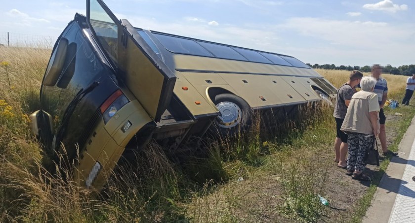 Wypadek ukraińskiego autokaru na A4. Jezdnia w kierunku Wrocławia całkowicie zablokowana