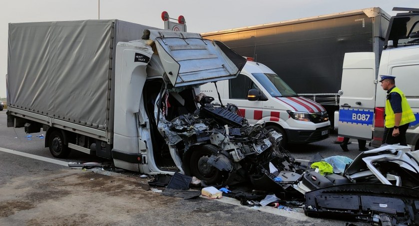 Bus wbił się w naczepę ciężarówki. Groźny wypadek na AOW w kierunku Kudowy. Na miejscu lądował LPR