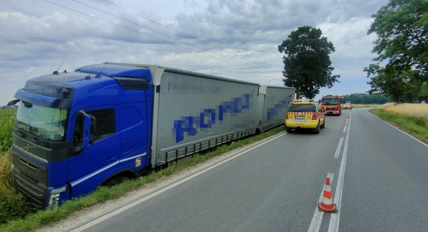 Ciężarówka wjechała do rowu. Niebezpieczne zdarzenie na trasie Kąty Wrocławskie- Pietrzykowice
