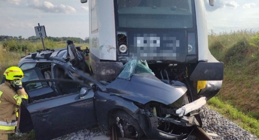 Tragiczny wypadek na przejeździe kolejowym w gminie Kobierzyce. Jedna osoba poniosła śmierć na miejscu