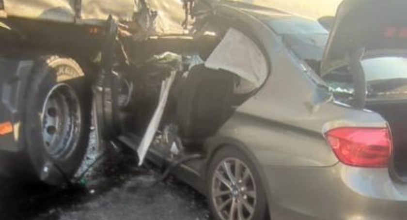 Koszmarny wypadek na węźle Zgorzelec. BMW wbiło się pod naczepę ciężarówki