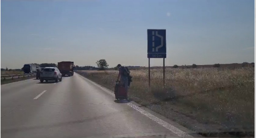Uwaga pieszy na A4. Przebudził się, wyszedł z trawy, zabrał walizkę i poszedł w kierunku Wrocławia