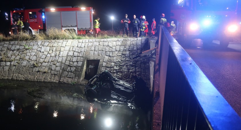 Pojazd osobowy wpadł do rzeki. Groźny wypadek w gminie Siechnice