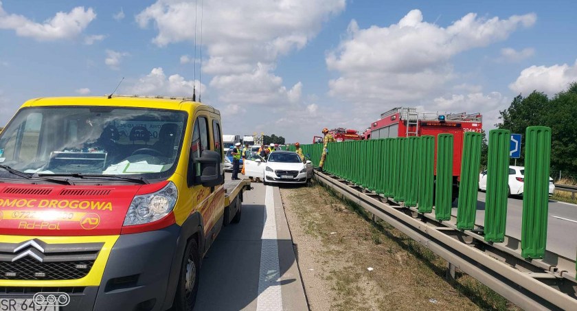 Kolizja dwóch osobówek na 136 kilometrze autostrady A4 w kierunku Wrocławia. Służby ratunkowe zajęły lewy pas na Legnicę
