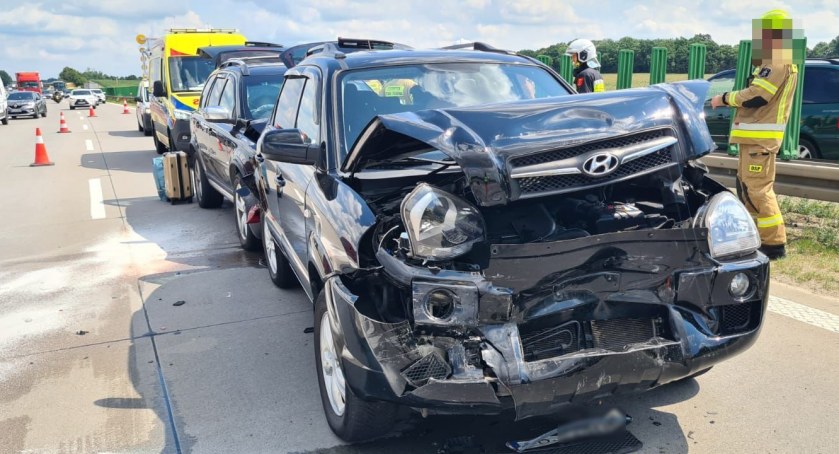 Poważny wypadek trzech pojazdów osobowych na A4 w kierunku Zgorzelca przed węzłem Kąty Wrocławskie. Jedna osoba poszkodowana