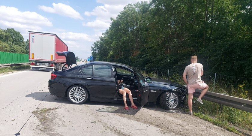 Kierowca BMW stracił panowanie nad pojazdem i uderzył w bariery. Groźna kolizja na A4 w kierunku Wrocławia