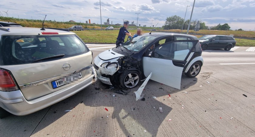 Groźny wypadek na A4 w kierunku Wrocławia. Smart zderzył się z osobówką i lawetą. Jedna osoba poszkodowana