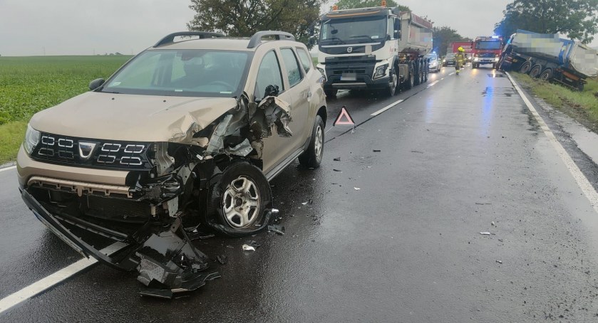 Groźna kolizja z udziałem dwóch aut osobowych i dwóch ciężarówek na DK35 w gminie Kąty Wrocławskie
