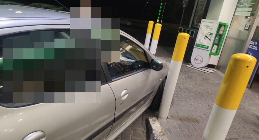 Nietrzeźwy i bez butów przyjechał na stację paliw po alkohol