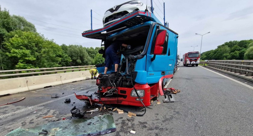 Zderzenie trzech pojazdów ciężarowych na A4. Na miejscu lądował śmigłowiec LPR