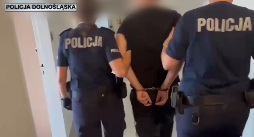 Wykorzystując sfałszowane dokumenty ukradli dwa samochody