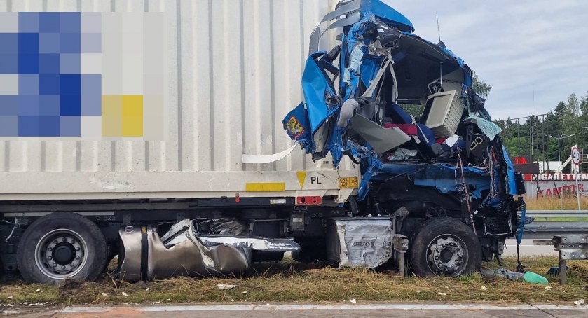 Nocny wypadek z udziałem dwóch ciężarówek na A4. Pasażerka jednego z pojazdów wypadła z kabiny