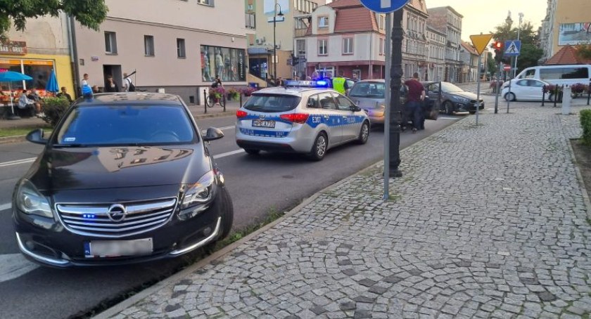 23-letnia mieszkanka Wrocławia okradła seniorkę metodą na policjanta. Poszkodowana straciła 46 tysięcy złotych