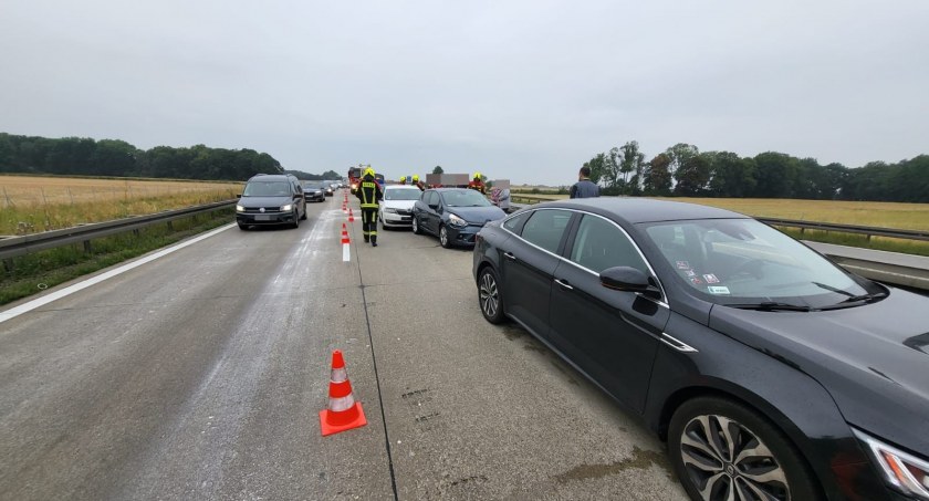 Uwaga na utrudnienia na A4 w kierunku Wrocławia. W okolicach węzła Budziszów doszło do kolizji z udziałem pięciu osobówek