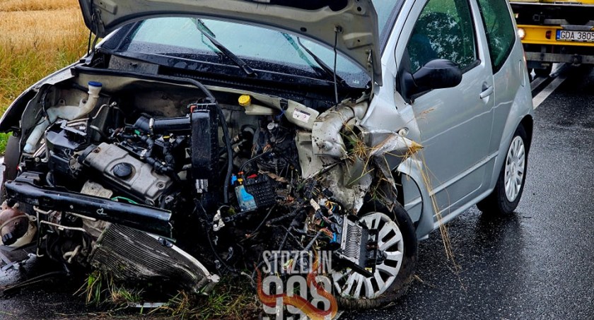 Groźne zdarzenie drogowe na trasie Strzelin-Wrocław. Młoda kobieta kierująca Citroenem została przetransportowana do szpitala
