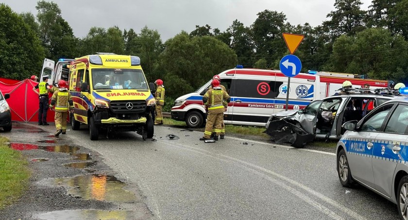 Wypadek z udziałem karetki przewożącej pacjenta na DW367 w powiecie kamiennogórskim. Poszkodowane zostały 4 osoby