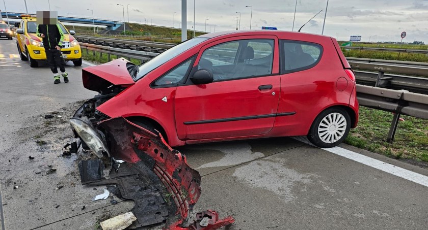 O włos od tragedii. Kierująca Mitsubishi zjeżdżając z AOW, przecięła dwa pasy autostrady A4 i uderzyła w bariery
