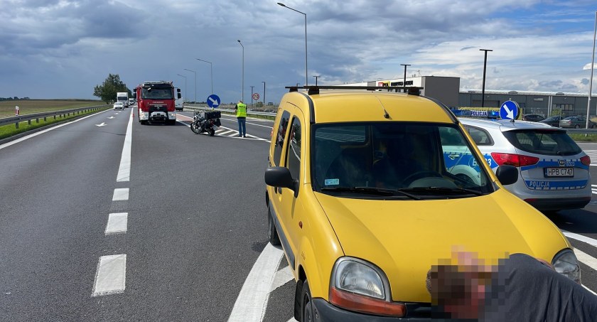 Wypadek z udziałem motocyklisty na trasie Wrocław-Środa Śląska. Jedna osoba przetransportowana do szpitala