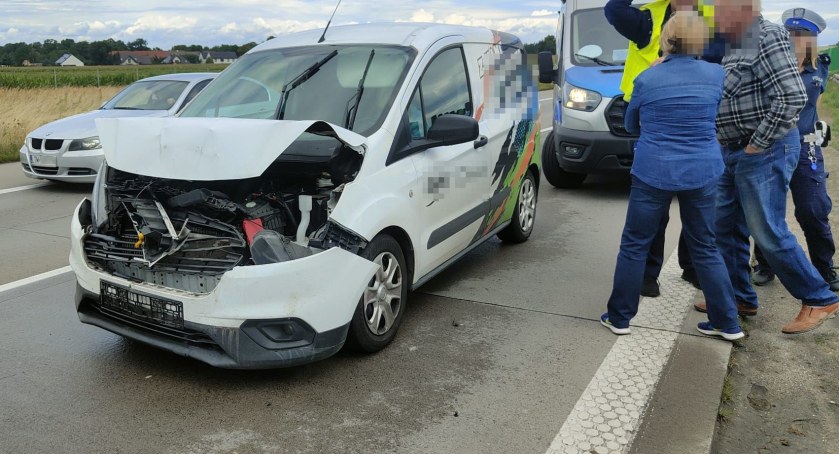 Kolizja dwóch aut na 145 kilometrze autostrady A4. Wciąż spore utrudnienia na jezdni w kierunku Legnicy