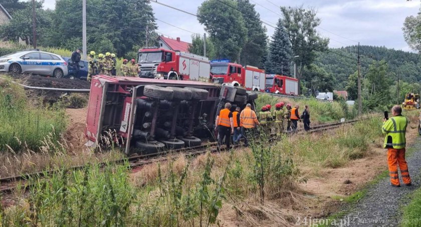 Ciężarówka spadła na tory kolejowe. Kierowca był zakleszczony w kabinie. Ruch pociągów na trasie Jelenia Góra –Lubań wstrzymany