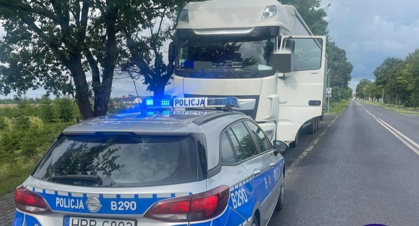 Wsiadł za kierownicę ciężarówki, pomimo posiadania trzech aktywnych zakazów, bo… jego pracownik jest na urlopie