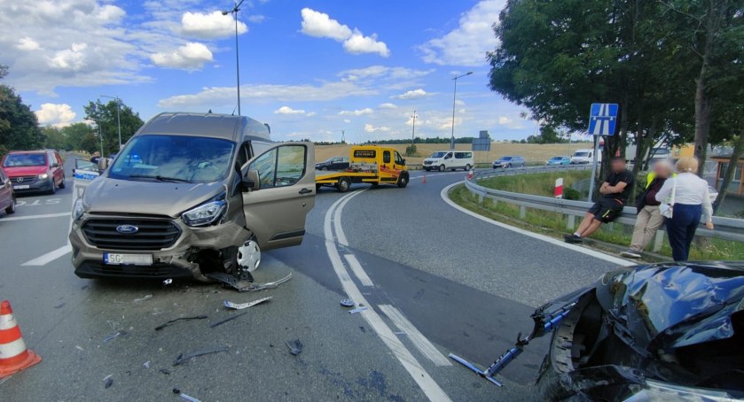 Kolejna kolizja na zjeździe z autostrady A4 na Kostomłoty. Niestety kierowcy nadal nie zwracają uwagi na znaki drogowe