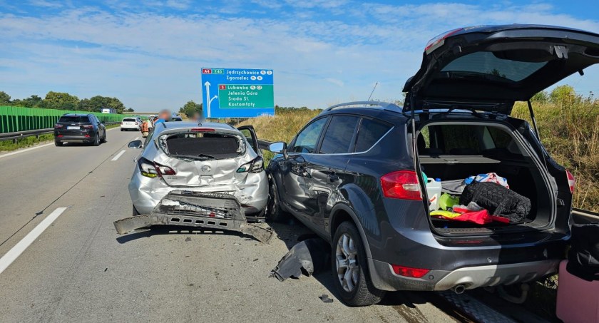 Kolizja z udziałem trzech osobówek na A4 w kierunku Zgorzelca
