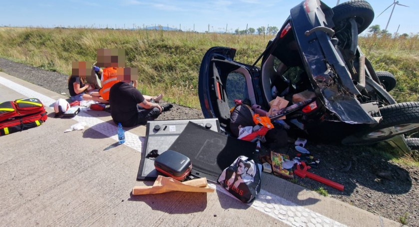 Poważny wypadek na 128 kilometrze A4. Jedno z aut dachowało. Trzy osoby trafiły do szpitala. Potężne utrudnienia na jezdni w kierunku Wrocławia