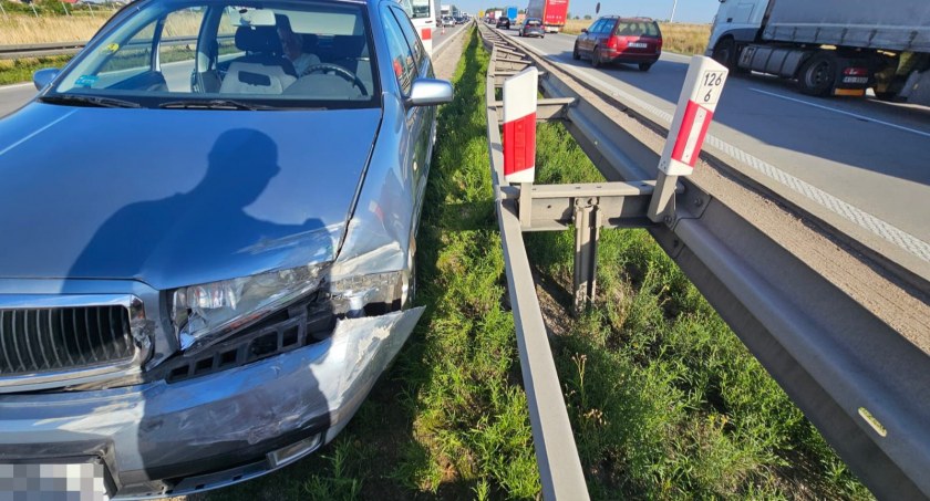 Kolizja na 126 kilometrze autostrady A4 w kierunku Zgorzelca. Auto uderzyło w bariery oddzielające pasy jezdni