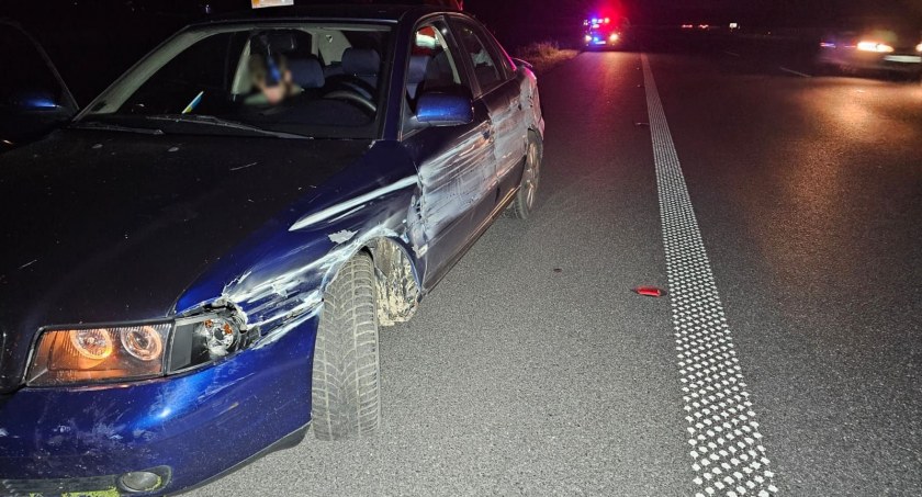 Nocne utrudnienia na 160 kilometrze A4 w kierunku granicy. Pojazd osobowy, którym podróżowali młodzi obywatele Ukrainy, wjechał w bariery