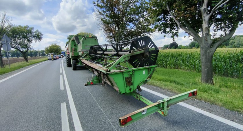 Nietypowa kolizja na DK8 pod Kobierzycami. Z przyczepy kombajnu odpadło koło i uderzyło w busa