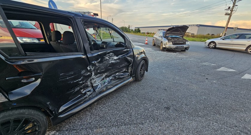 Groźny wypadek na węźle Pietrzykowice. Cztery osoby poszkodowane, w tym dwójka dzieci. Jedna osoba została zabrana do szpitala