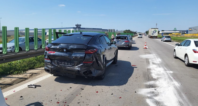 Uwaga na utrudnienia na A4 w kierunku Legnicy. W pobliżu węzła Pietrzykowice doszło do kolizji z udziałem busa i trzech osobówek