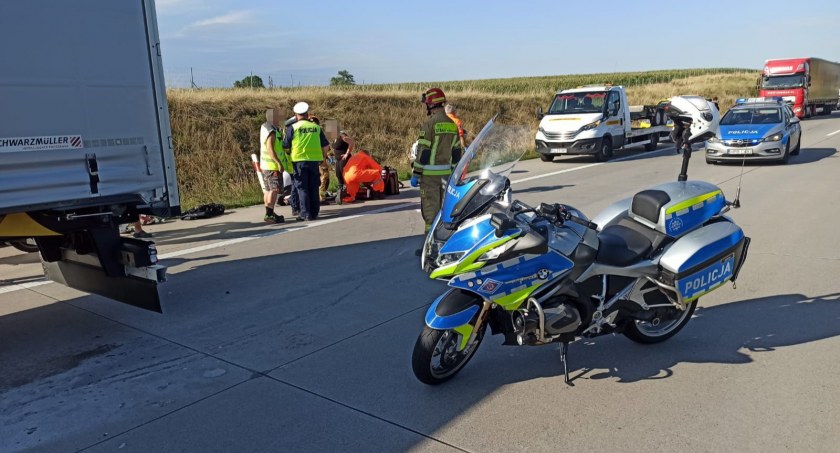Motocyklista uderzył w tył naczepy ciężarówki. Dwie osoby zostały przetransportowane do szpitala