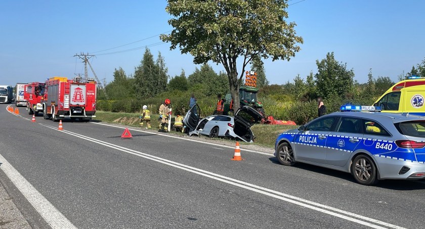 Wypadek na DK5 w gminie Strzegom. Zderzenie dwóch aut osobowych i busa. BMW wypadło z jezdni do przydrożnego rowu. Jedna osoba zabrana do szpitala