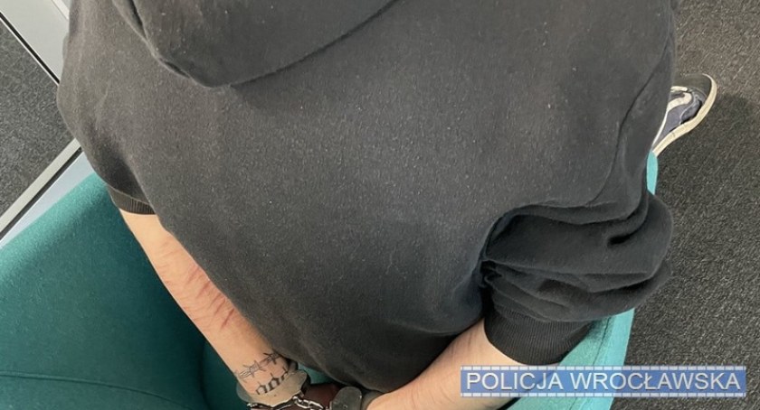 Wrocławska policja zatrzymała 19-latka podejrzanego o oszustwa metodą na plicjanta oraz na pracownika banku