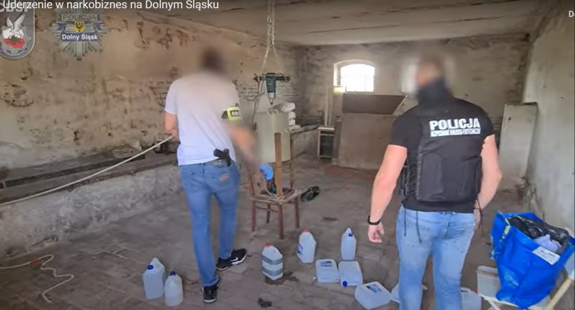 Uderzenie w narkobiznes na Dolnym Śląsku – policjanci zabezpieczyli łącznie około 150 kg narkotyków i zlikwidowali 3 miejsca, gdzie produkowano substancje zabronione