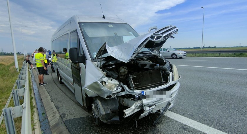 Przyczyna przedpołudniowych utrudnień na AOW w kierunku Kudowy. Groźna kolizja tuż przed węzłem Wrocław Południe. Bus uderzył w osobówkę