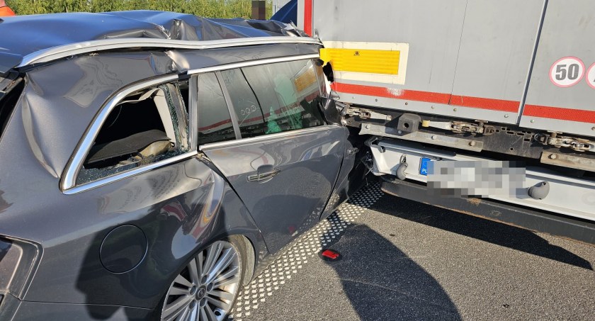 Osobowy Opel wbił się w naczepę ciężarówki. Ranne zostały trzy osoby