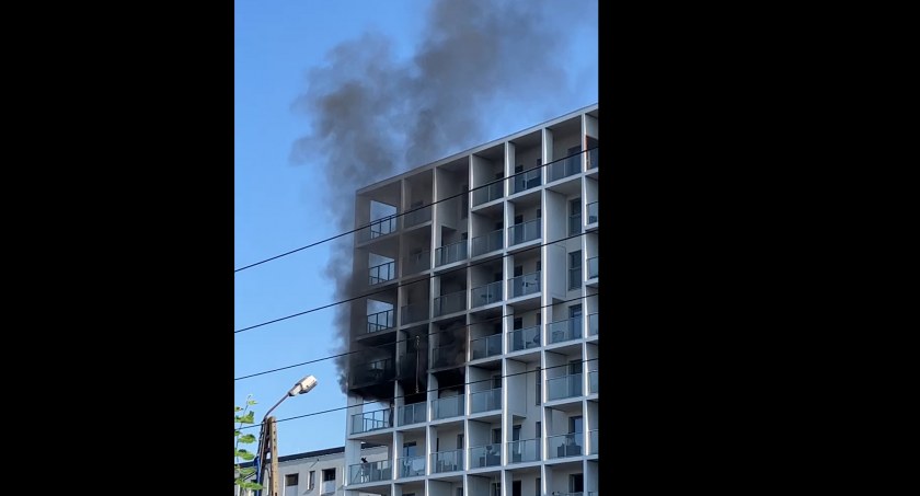 Pożar balkonu przy Braniborskiej we Wrocławiu. Zapaliły się materiały budowlane