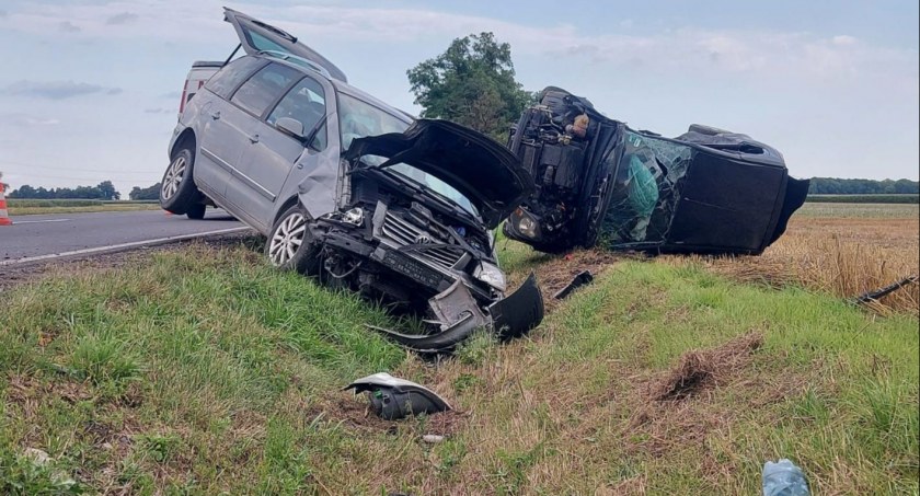 Wyjechała z drogi lokalnej wprost pod minivana. Groźny wypadek na DW346 w gminie Żórawina. Dwie osoby zostały poszkodowane
